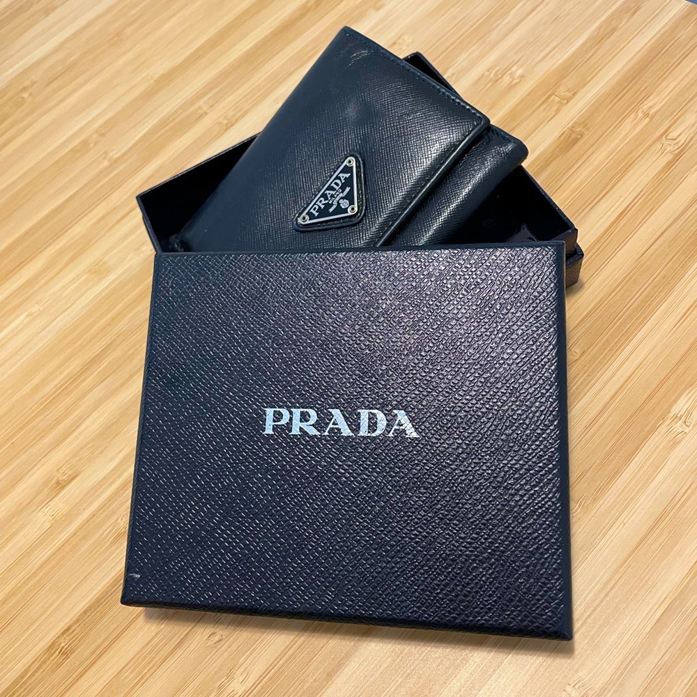 Great Condition! PRADA wallet (includes original box)